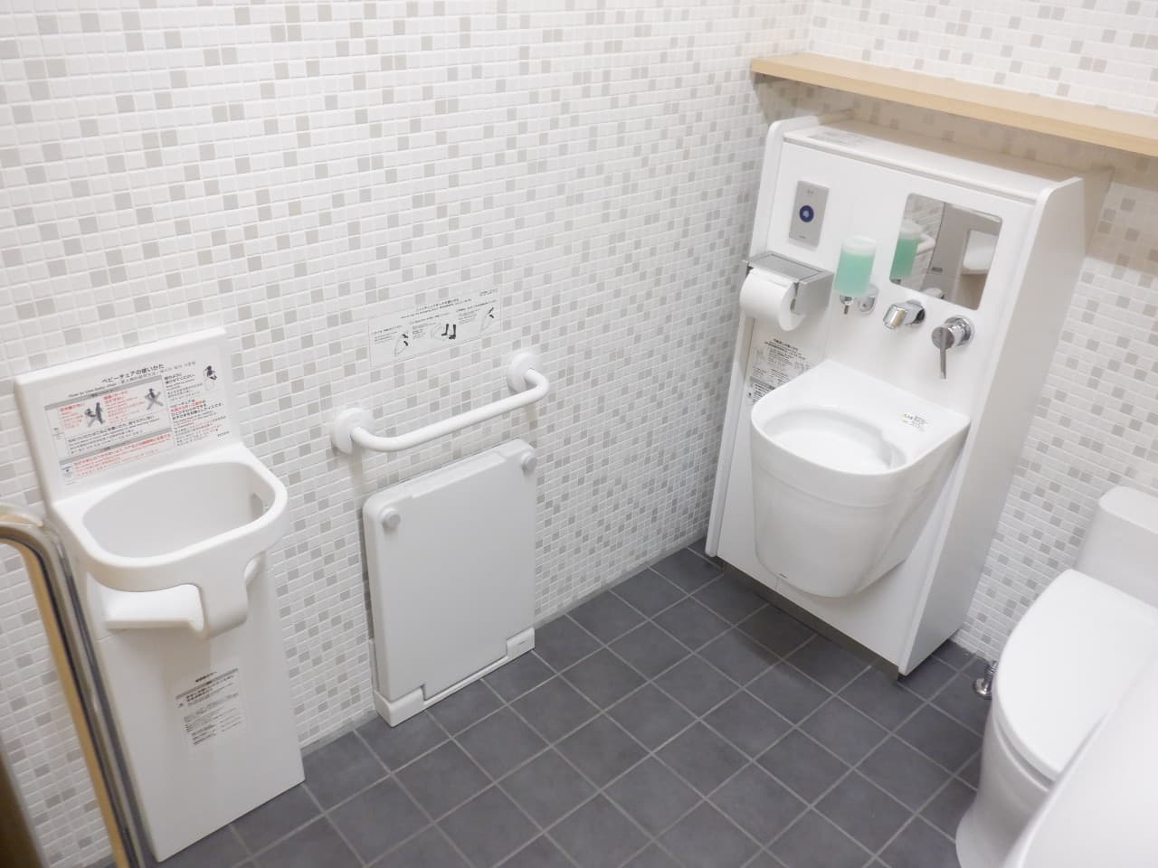 男性用便所の小便器ブース