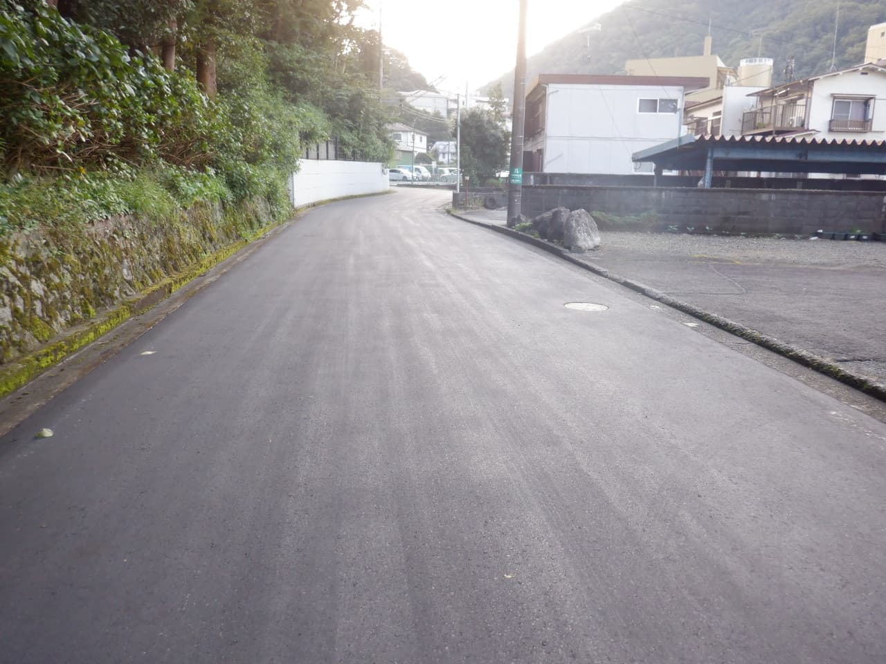山間部の道路アスファルト舗装 — 仕上がり後 / 土木工事の事例