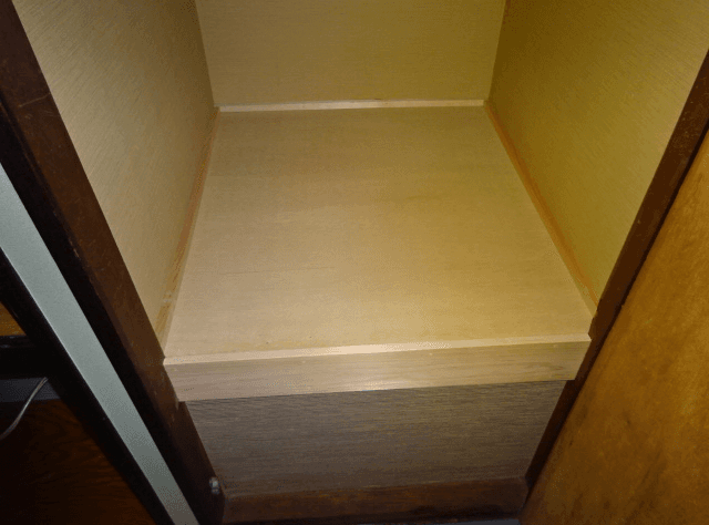 造作棚の内装仕上げ — 見切りと棚板