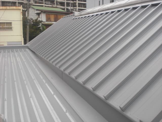 金属折板屋根の施工