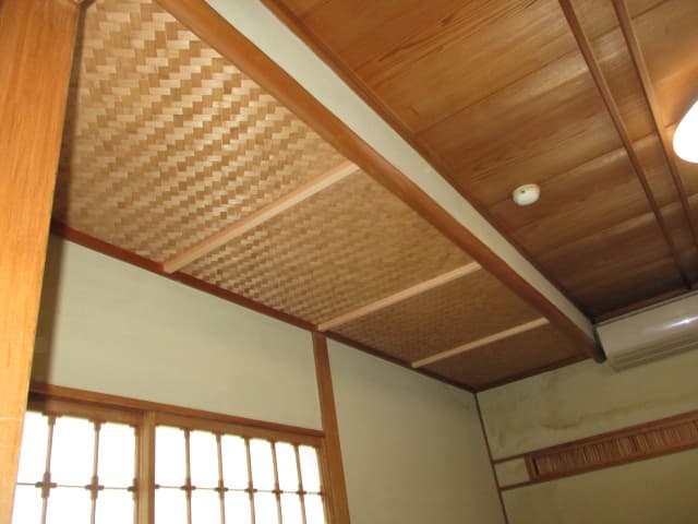 和室の木組み天井 伝統的な建築技術による天井仕上げ